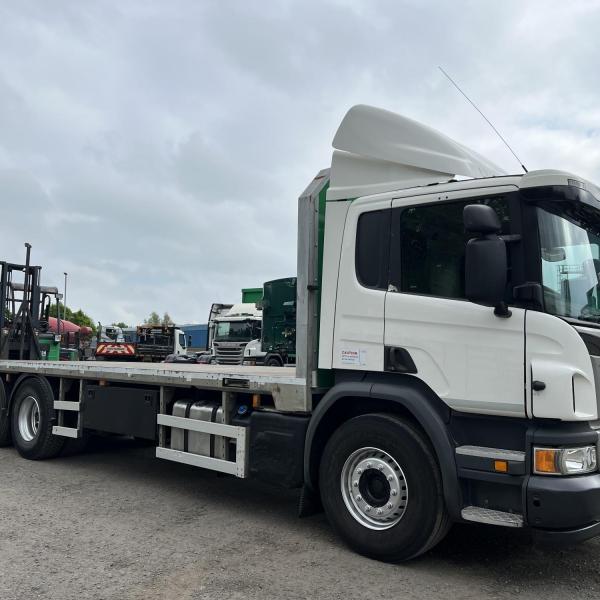 SCANIA P320 6X2 FLATBED MOFFETT LORRY